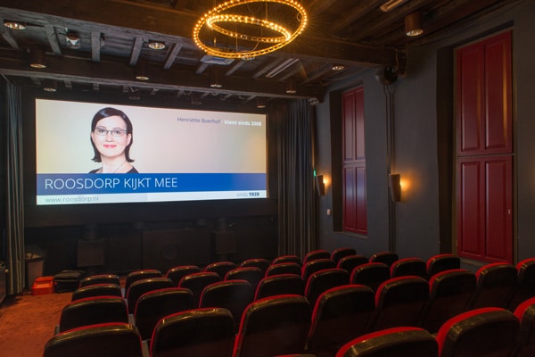 Roosdorpzaal-met-scherm-(1)-LR